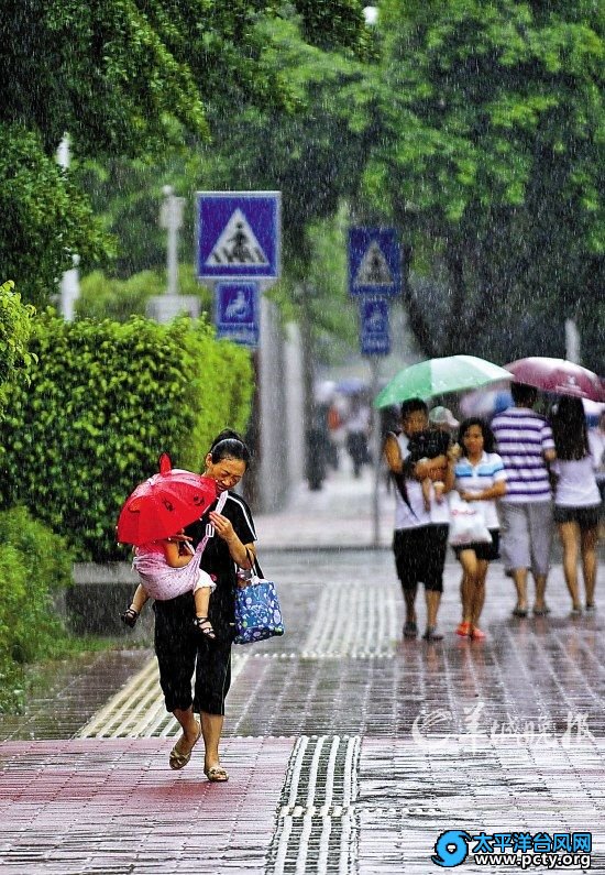 15日下午开始，广州城区突降大雨，不少市民措手不及