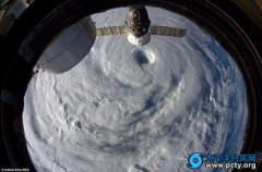 震撼：太空图显示超级台风“浣熊”蹂躏日本
