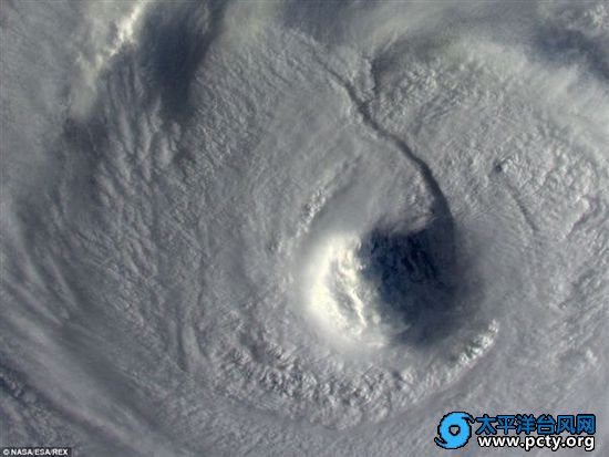 震撼太空照：日本遭超级台风“浣熊”蹂躏